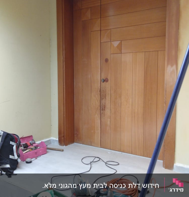 כלי עבודה נגרות, מלטשת, כבלים, דלת עץ